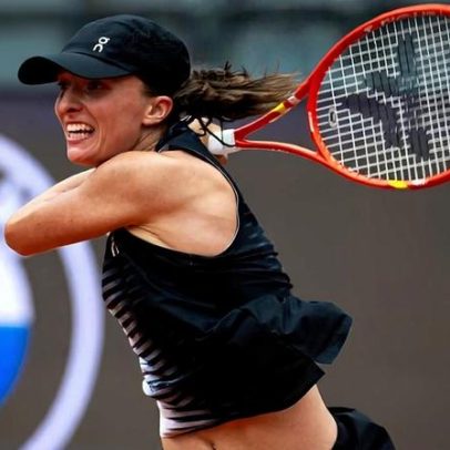 Iga vence top 10 pela primeira vez na temporada e avança às quartas