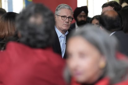 Starmer prepara medidas e reintroduz Gordon Brown ante pressões para renunciar