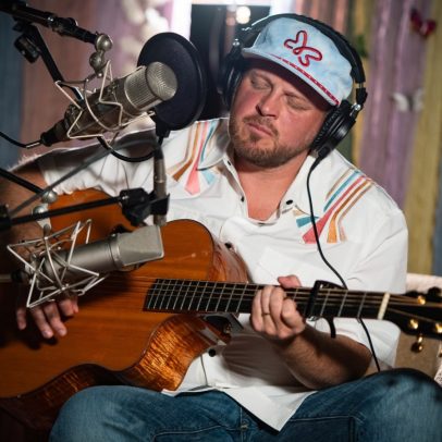 Josh Abbott homenageia vítimas do Camp Mystic na enchente do Texas