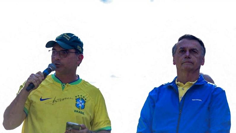 Flávio e Jair Bolsonaro em ato em São Paulo, em 29 de junho de 2025. Foto: Miguel Schincariol/AFP