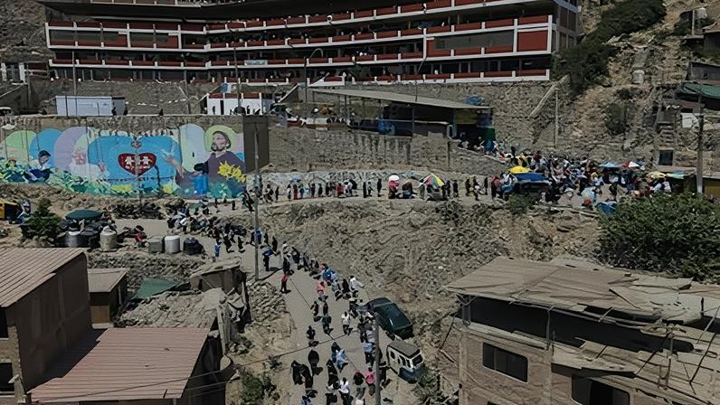 Personas esperan para votar durante las elecciones generales en Lima, Perú, el domingo 12 de abril de 2026.