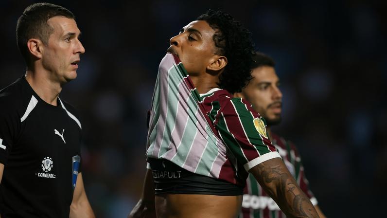 John Kennedy em ação em Fluminense x Bolívar (Foto: MAURO PIMENTEL / AFP)