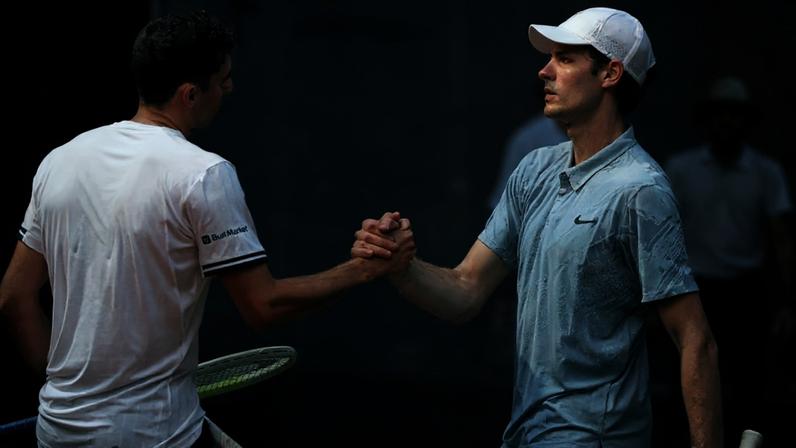Jannik Sinner e Juan Manuel Cerúndolo se cumprimentam após partida em Roland Garros (Foto: Alain JOCARD / AFP)
