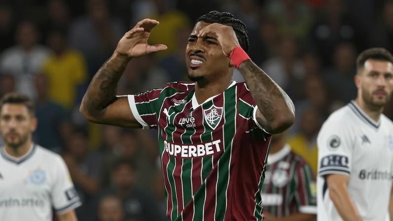 John Kenedy em Fluminense x Independiente Rivadavia (Foto: MAURO PIMENTEL / AFP)