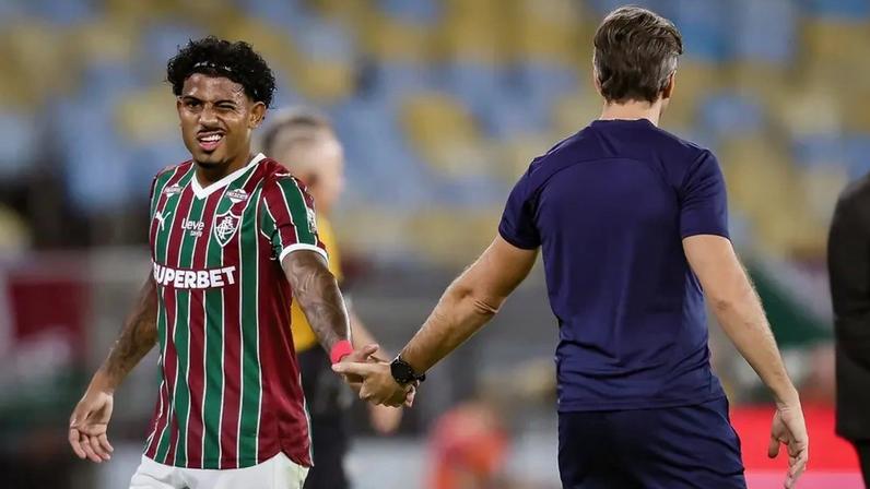 John Kennedy e Zubeldía se cumprimentam durante Fluminense x São Paulo (Foto: Marcelo Gonçalves / Fluminense FC)
