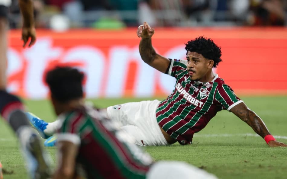 John Kennedy se estica para marcar primeiro gol do Fluminense contra o São Paulo (Foto: Marcelo Gonçalves / Fluminense FC)