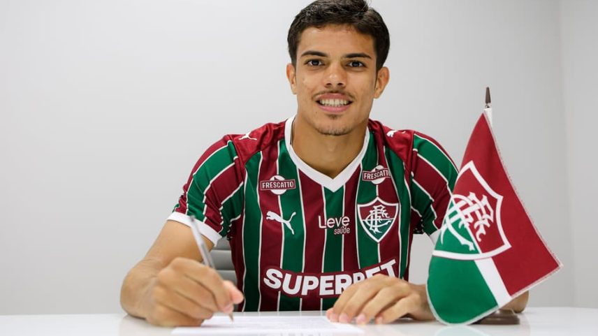 Julio Fidelis assina renovação com o Fluminense (Foto: Lucas Merçon/ Fluminense FC)
