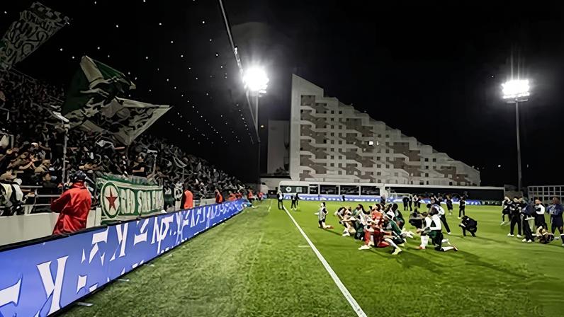 Uma estrela vermelha no céu da periferia de Paris
