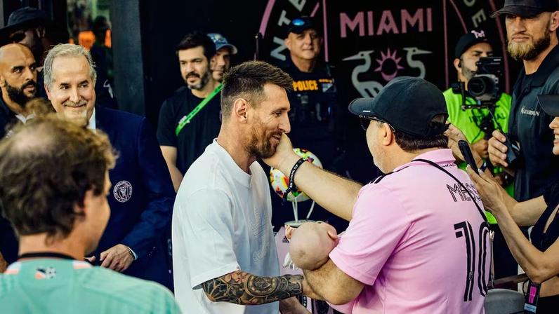 Jogador do Inter Miami cumprimenta torcedores no Chase Stadium, em Fort Lauderdale, Flórida (Foto: Scott McIntyre/Bloomberg)
