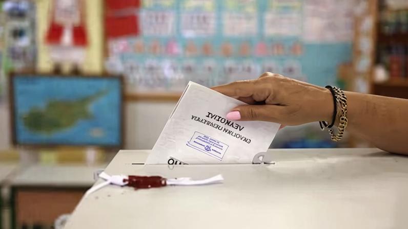 Una mujer emite su voto durante las elecciones parlamentarias en un colegio electoral en Nicosia, Chipre, este domingo.