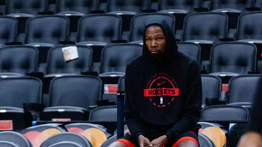 Havia uma esperança de que o Houston Rockets fosse um dos candidatos ao título, mas isso acabou quando Fred VanVleet se machucou. Amen Thompson teve de ser armador, o time dependeu demais de Kevin Durant, enquanto o espaçamento foi horrível. Aqui, vão algumas ideias para tornar o Rockets melhor para 2026/27. Clique nas setas para ver.