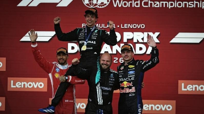 Kimi Antonelli, da Mercedes, o segundo colocado Lewis Hamilton, da Ferrari, o terceiro colocado Max Verstappen, da Oracle Red Bull Racing, e Dean Hale, técnico sênior de compostos da equipe de corrida da Mercedes