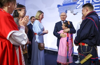 Crise econômica erosiona a ampla popularidade de Putin
