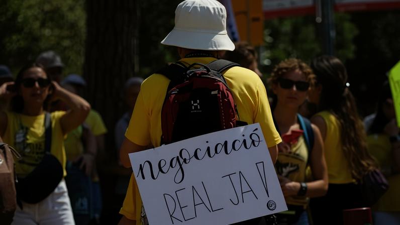 Decenas de profesores se han concentrado ante las puertas del Departamento de Educación, coincidiendo con la reunión entre sindicatos y Govern.