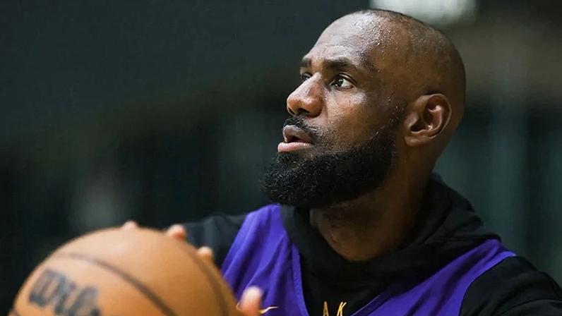 LeBron James adia decisão sobre futuro na offseason da NBA