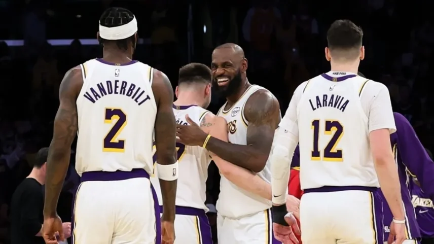 O que será do Los Angeles Lakers nos próximos anos? LeBron James pode deixar o time, mas a franquia tem de resolver as situações de Austin Reaves e Rui Hachimura, principalmente. Clique nas setas para ver.