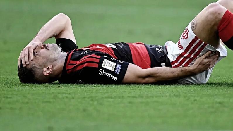 Léo Ortiz sente dores na coxa direita durante duelo entre Flamengo x Coritiba (Foto: André Fabiano/Código 19/Folhapress)
