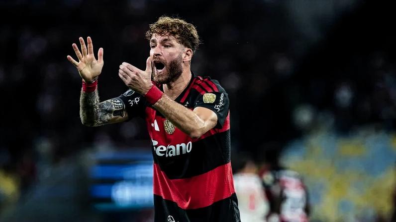 Léo Pereira celebra vitória do Flamengo sobre o Estudiantes