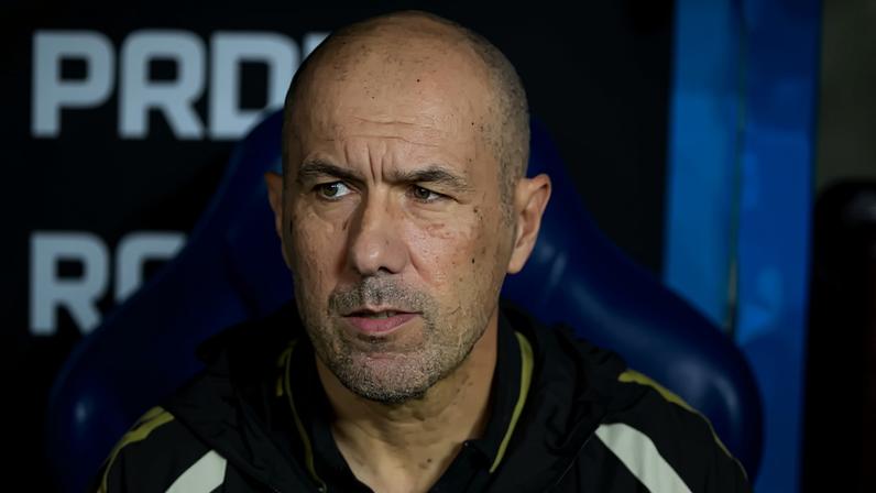 Leonardo Jardim observa jogo do Flamengo do banco de reservas (Foto: Thiago Ribeiro / AGIF / Folhapress)