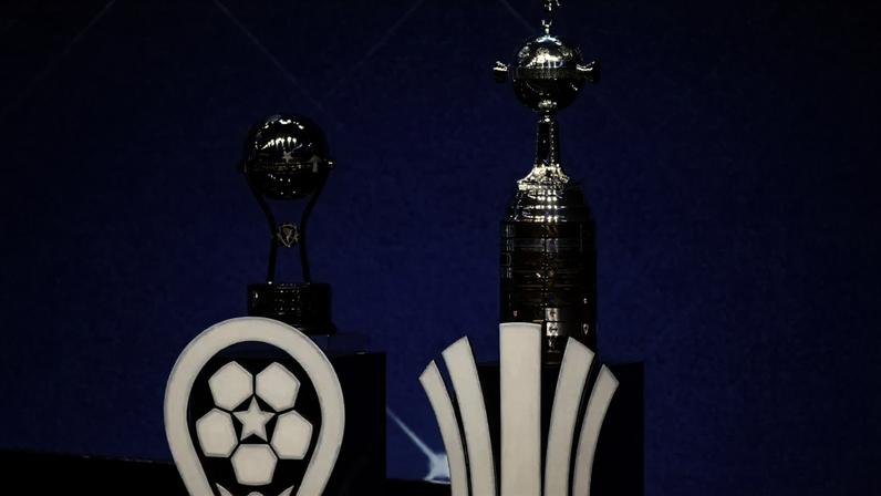 Taças da Sul-Americana e Libertadores são expostas em sorteio da Conmebol (Foto: Daniel Duarte / AFP)