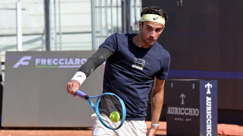 Musetti comenta emoção após vitória e analisa backhand simples