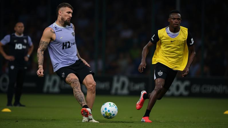 Lyanco e Cissé em treinamento (Foto: Pedro Souza / Atlético)