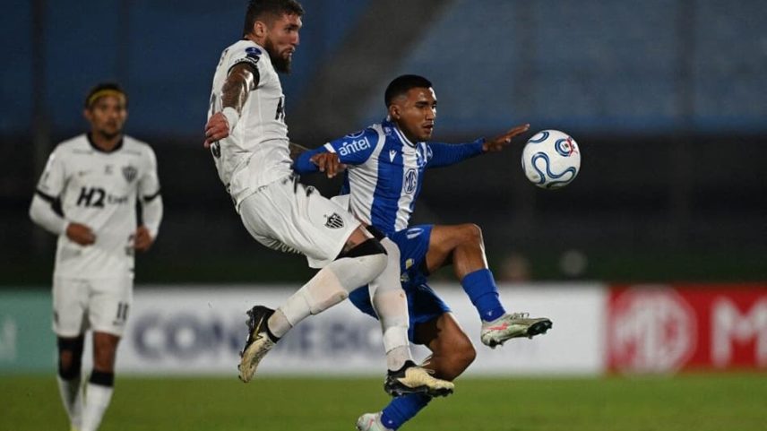 Erros crônicos ficam explícitos e Atlético paga caro na Sul-Americana