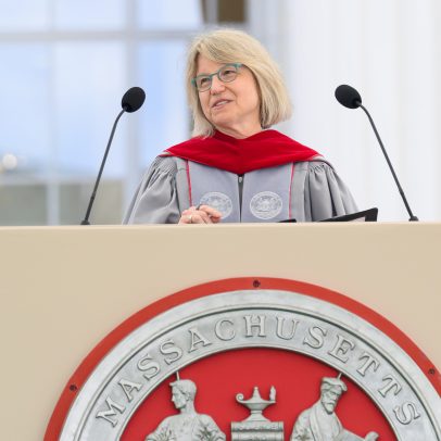 Sally Kornbluth faz discurso de abertura para a turma de 2026