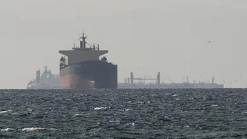 Irã atira após tentativa dos EUA de retirar navios do Estreito de Ormuz