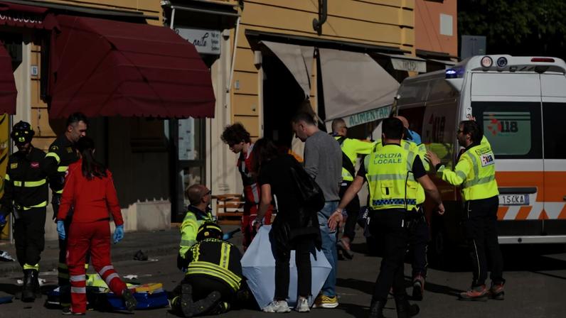 Personal sanitario atiende a uno de los heridos en el atropello múltiple ocurrido en Módena este sábado.