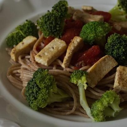 Tofu no almoço: 5 receitas surpreendentes com proteína vegetal