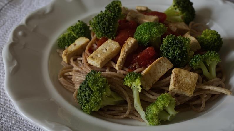 Espaguete integral com tofu e brócolis (Imagem: Ren Kul | Shutterstock)