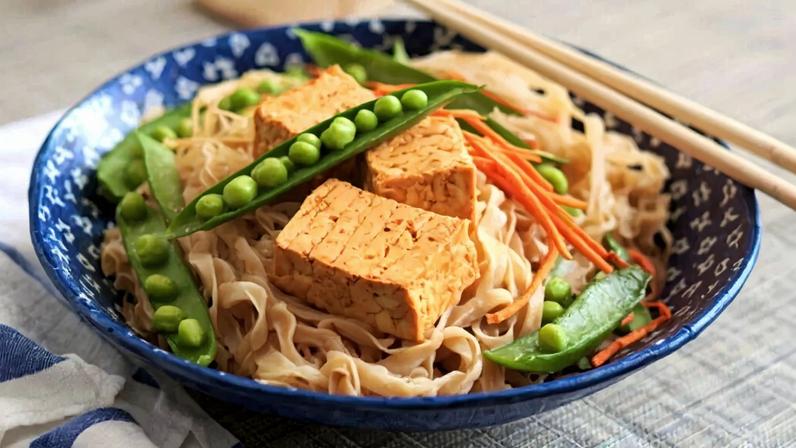 Macarrão de arroz com tofu, ervilha-torta e cenoura (Imagem: irunamanoles | Shutterstock)