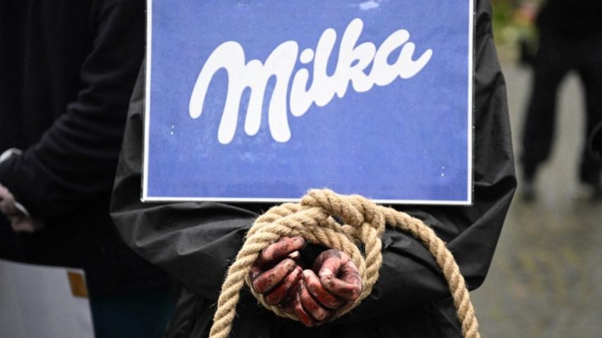 Ativista pelos direitos dos animais protesta com a logo da Milka em Berlim, em 14 de abril de 2023. Foto: Tobias Schwarz/AFP