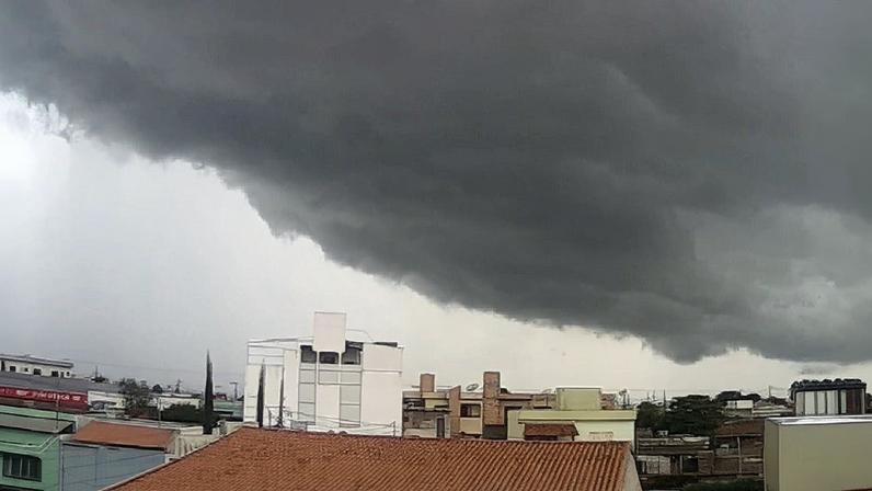 Passagem de frente fria sobre MG estimula a ocorrência de chuva atípica para maio, que pode ser forte. (Foto: Belo Horizonte, MG - Climaaovivo)