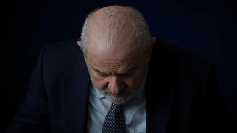 La cicatriz que le quedó al presidente Lula tras serle extirpada una lesión cancerigena que ahora va a ser tratada con radioterapia, fotografiada en un acto en Brasilia el 12 de mayo.