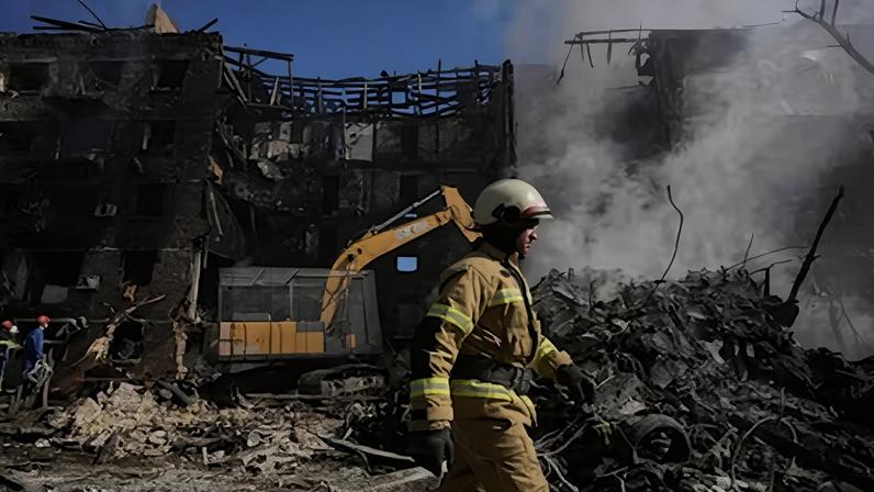 Bombardeo de las fuerzas rusas sobre Kiev durante la madrugada del domingo 24, en una imagen de los Servicios de Emergencia de Ucrania.