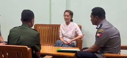 Aung San Suu Kyi, símbolo cativo de Mianmar
