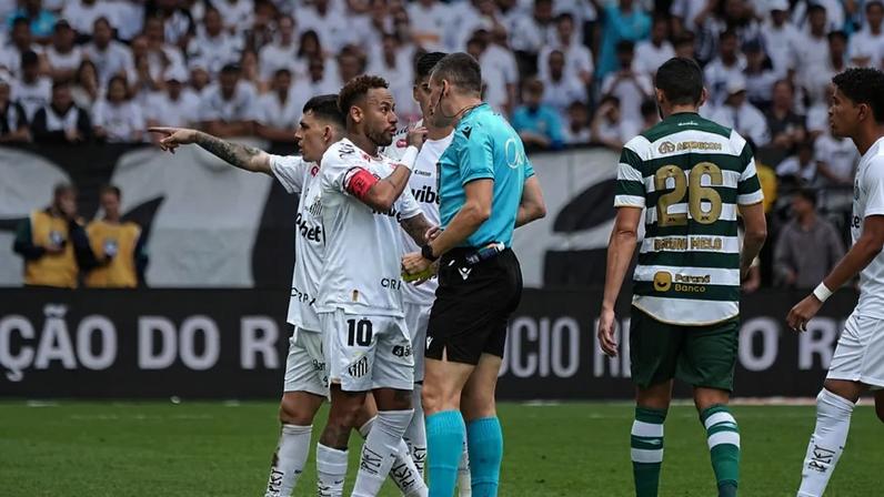 Neymar reclama com a arbitragem durante duelo entre Santos e Coritiba pelo Brasileirão (Foto: Paulo Lopes / BW Press / Folhapress)