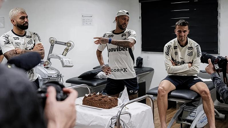 Neymar discursa para os jogadores do Santos no 1º dia após convocação
