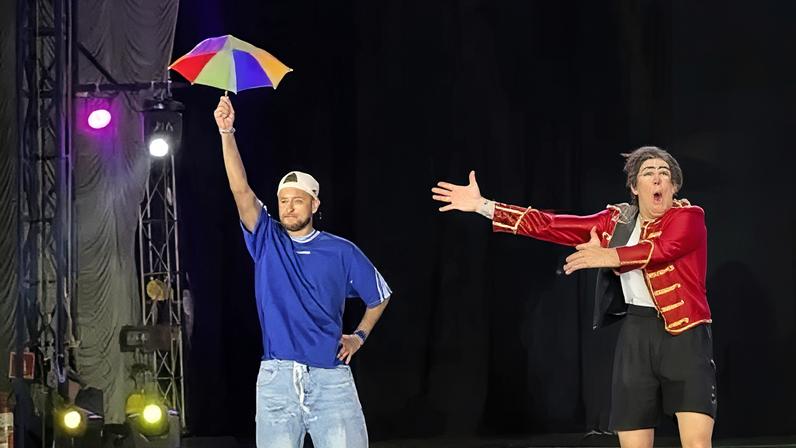 Neymar leva a família ao circo e faz apresentação com palhaço