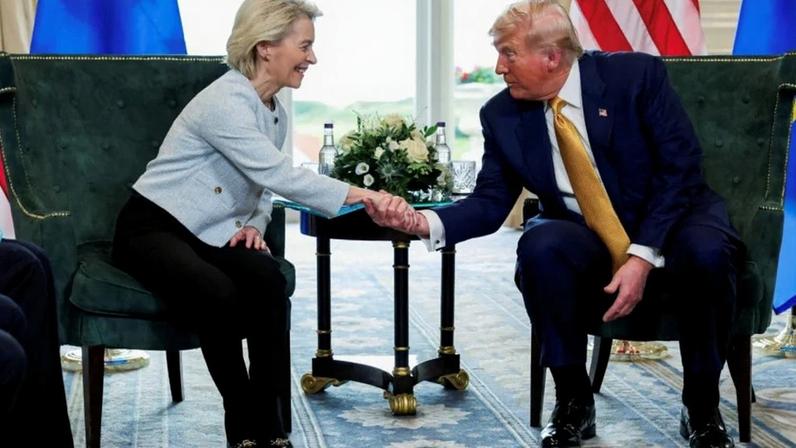 Presidente dos EUA, Donald Trump, aperta a mão da presidente da Comissão Europeia, Ursula von der Leyen, em Turnberry, Escócia