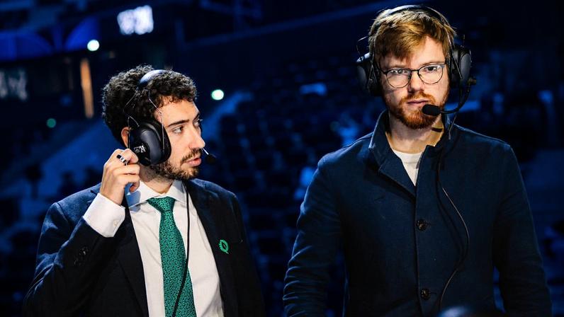 Na foto, Mithy e Nukeduck, da esquerda para a direita