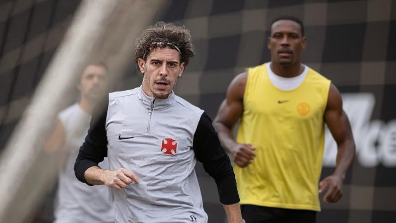Nuno Moreira será titular no duelo do Vasco contra o Olimpia, fora de casa