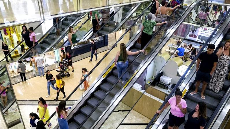 Shoppings atraem mais visitantes, mas fim da taxa das blusinhas traz incertezas