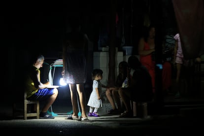 Varias personas esperan durante un apagón este jueves, en La Habana.