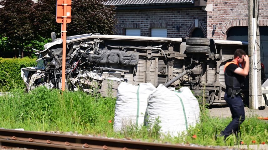 Vários mortos na Bélgica após colisão entre trem e ônibus escolar