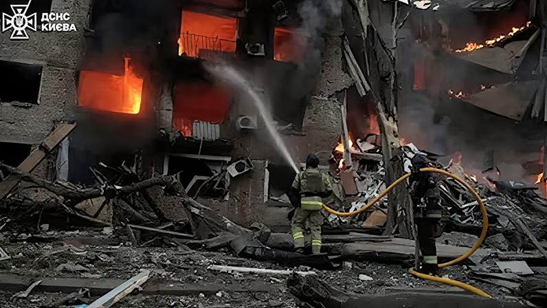 Bomberos trabajan en el lugar donde se encuentra un edificio dañado durante un ataque con misiles y drones rusos, en el marco de la ofensiva de Rusia contra Ucrania, en un lugar identificado como Kiev (Ucrania), en esta captura de pantalla tomada de un vídeo facilitado, el 24 de mayo de 2026.
