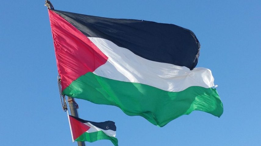 França detém seis pessoas por exibição de bandeira palestina na Torre Eiffel