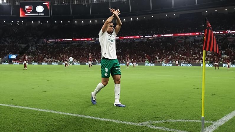 Paulinho é absolvido pelo STJD após gesto de comemoração contra o Flamengo
